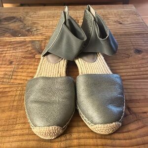 Eileen Fisher flats. Only worn once. Size 8 1/2